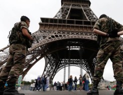 parigi isis torre eiffel