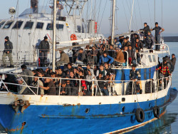 LaPresse 21-11-2010 Crotone, Italia Cronaca E' stato fermato dalla Guardia di finanza di Crotone un veliero con a bordo 137 clandestini di origine afgana, irachena e bengalese, tutti uomini. La barca a vela su cui erano trasportati  lunga circa 25 metri, di battente e bandiera russa, ma ancora non  chiaro da dove sia partita. I clandestini sono stati portati al centro di prima accoglienza Sant'Anna. Ancora sono in corso le indagini per capire chi siano gli scafisti, nascosti fra gli altri. Nella foto: i clandestini che ricevono un primo soccorso