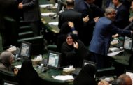 Attentato a Teheran, uomo armato spara contro le guardie del Parlamento